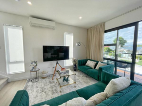 Your Modern Home in Sandringham, Close to City, Heat Pumps, Netflix, Parking